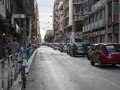 Sulla sinistra invece la via Carulli che conduce verso il murattiano � una sorta di Chinatown
